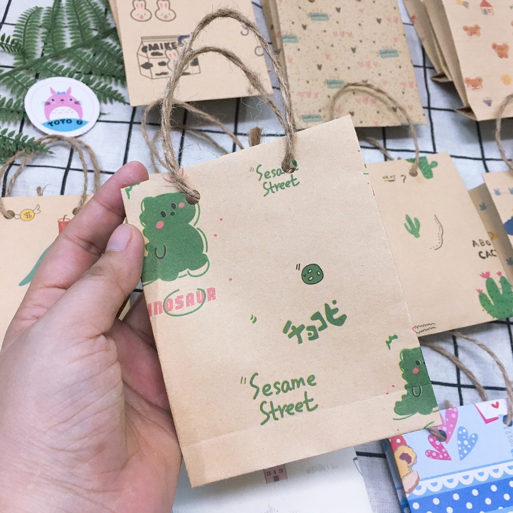 Túi giấy mini vintage kraft họa tiết có quai xinh xắn 12.5 x 9 x 3cm (mẫu ngẫu nhiên)