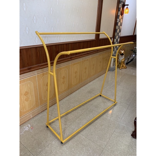 mẫu kệ đôi cong treo quần áo cho shop