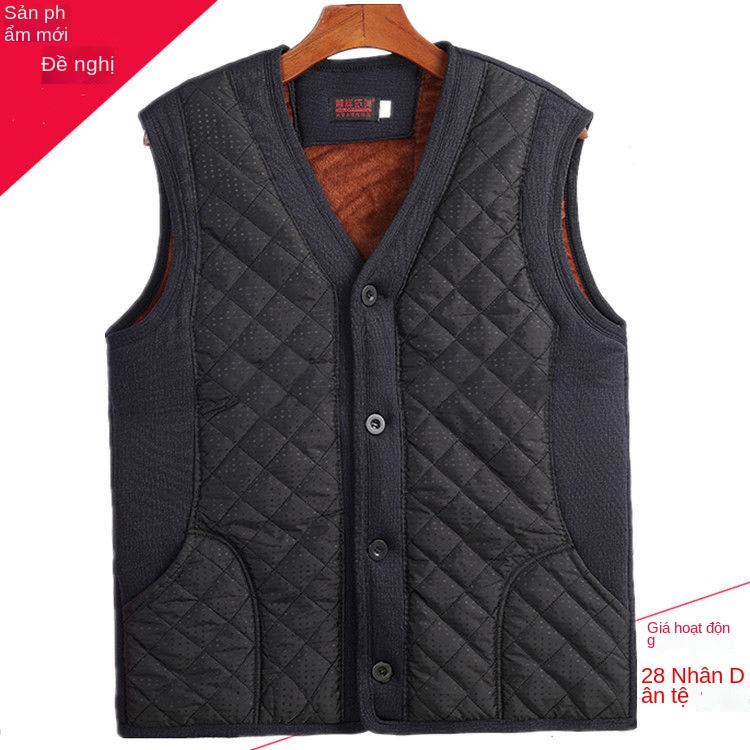 Những người đàn ông trung niên và cao tuổi mặc vest nhung dày, vest ấm áp của bố trong mùa đông