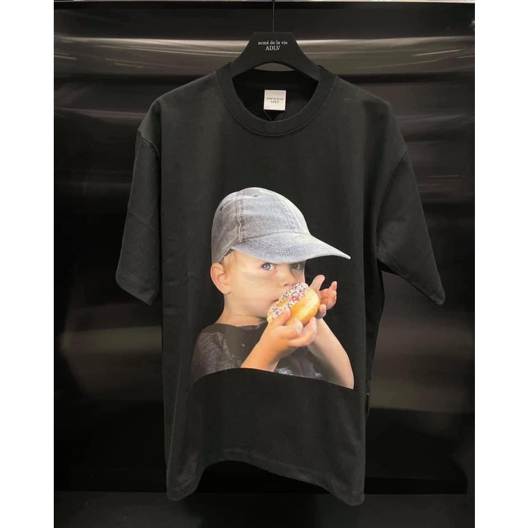 (Tqxk 1:1) Áo thun in Hình bé đội mũ, Full-túi-zip, mã-Q//R-code, tag-mac-logo Size 1 và 2 ( 48-90kg)