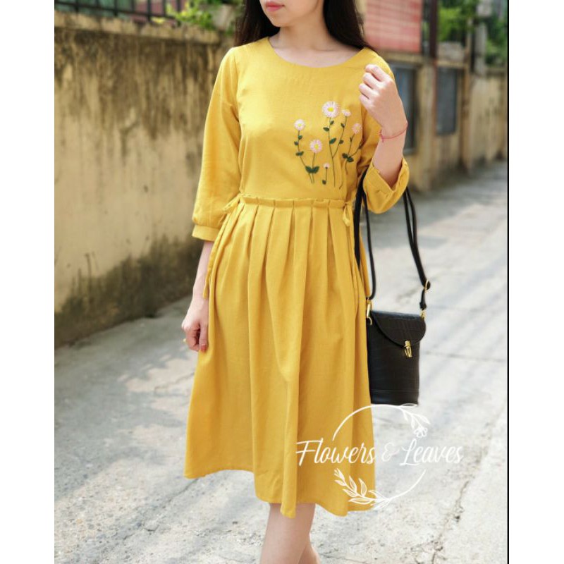 váy linen vàng mustard ly xếp thêu cúc họa mi