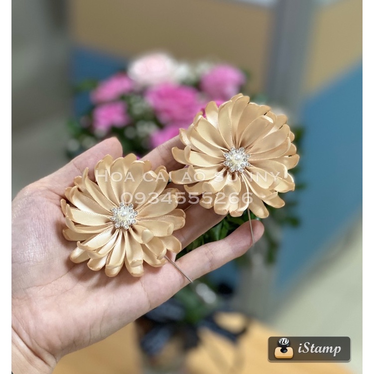 Hoa cúc cài áo màu xanh tây. phụ kiện cài áo sang chảnh