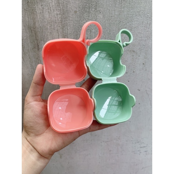 Hộp nhựa đựng ti giả/ núm ti hai màu pastel xinh xắn móc treo