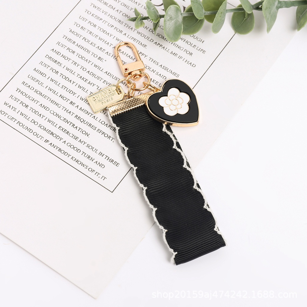 Móc Khóa Hình Trái Tim Bằng Vải Và Hợp Kim Đính Ngọc Trai Trang Trí Túi Xách