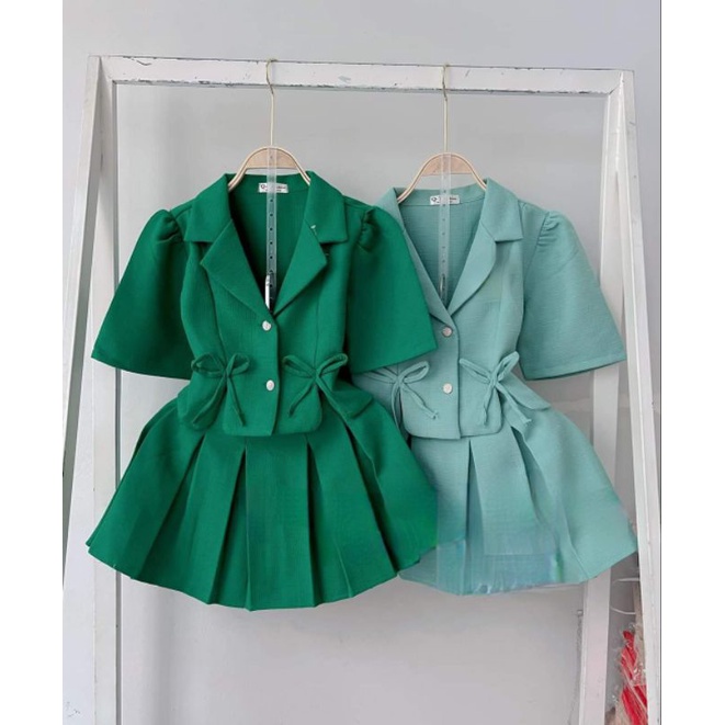 Set áo cổ vest đính nơ + chân váy xếp ly