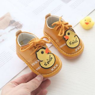 Giày tập đi vịt vàng cho bé.