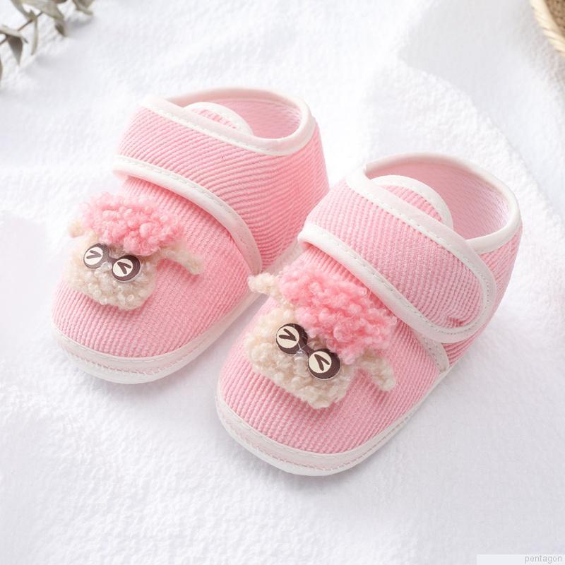 Giày tập đi đế cotton mềm mặt trang trí lông cừu chống trượt họa tiết hoạt hình cho bé từ 0-18 tháng tuổi