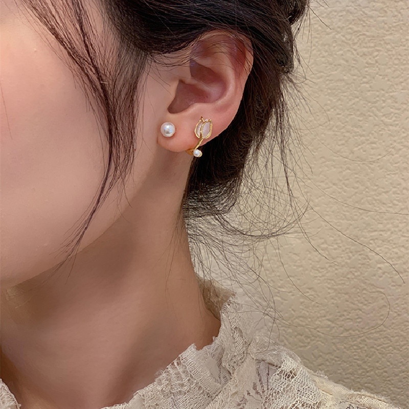 One Bông Tai Hình Hoa Tulip Đính Ngọc Trai Nhân Tạo Thiết Kế Nhỏ Nhắn Thời Trang Cao Cấp Cho Nữ J