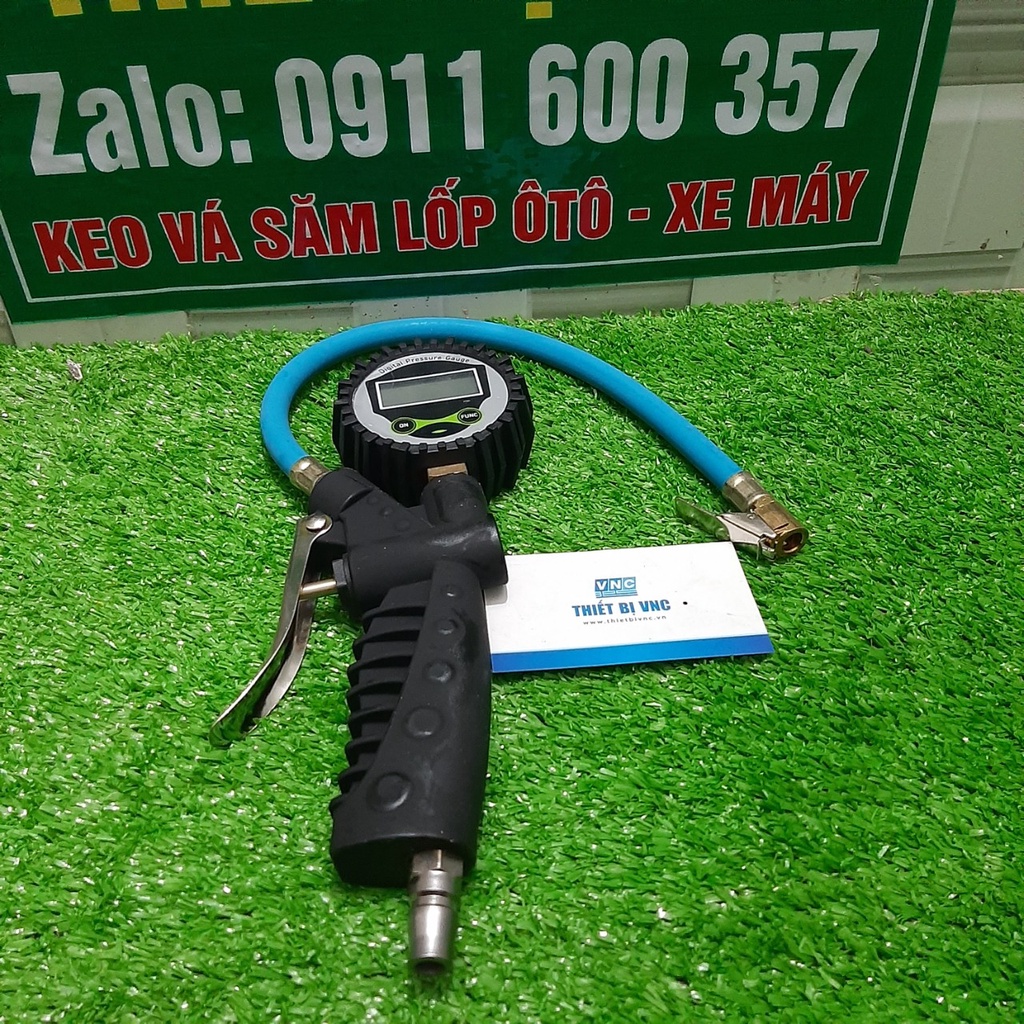 Tay bơm lốp ô tô, xe máy đầu kẹp đồng hồ điện tử
