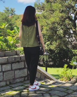 Áo linen sát nách cúc xà cừ
