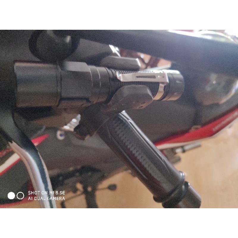 Kẹp đèn pin gắn xe máy, xe đạp