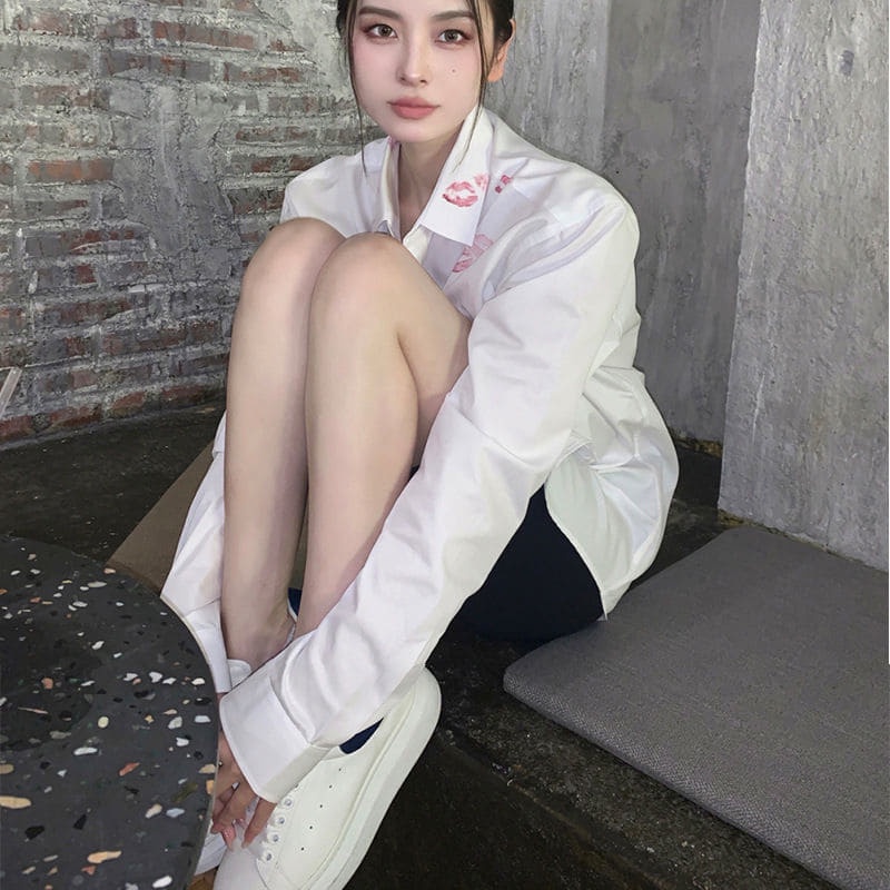 Áo sơ mi trắng thiết kế unisex họa tiết vết son môi đỏ khuy trái tim heart có size hàng QC