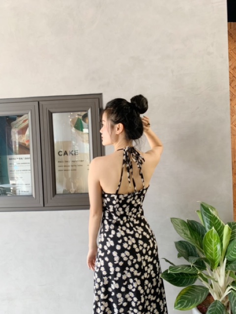 Váy hoa cúc 2 dây xẻ tà