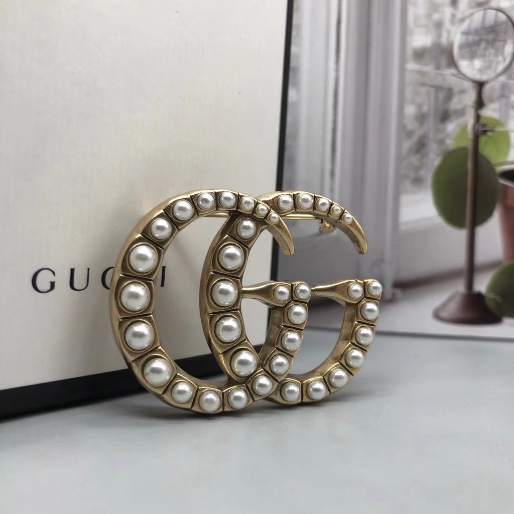Trâm cài áo chữ Gucci đính ngọc trai thời trang