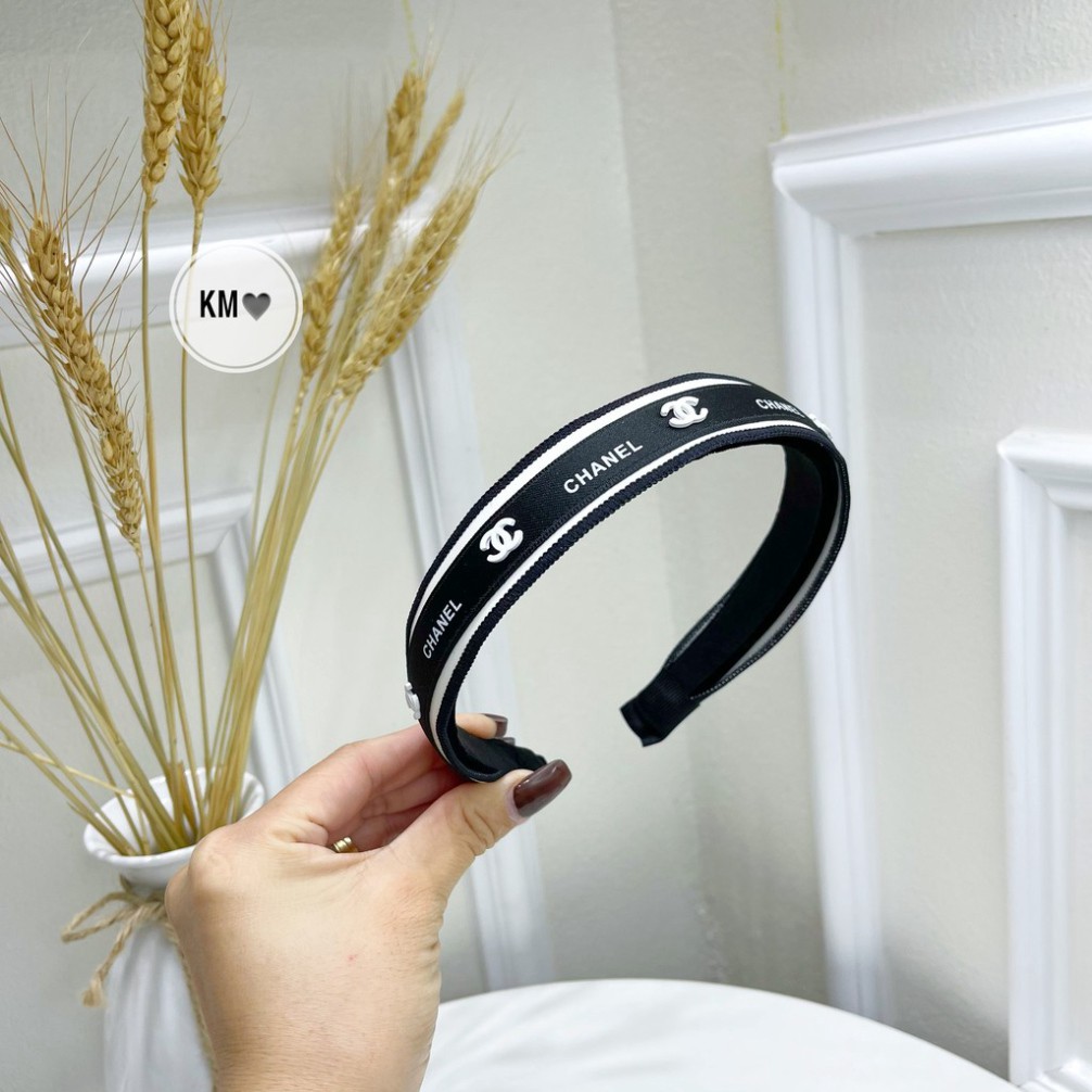 Bờm Chanel mới, chất liệu da mềm, logo nổi bật, lên hình siêu xinh