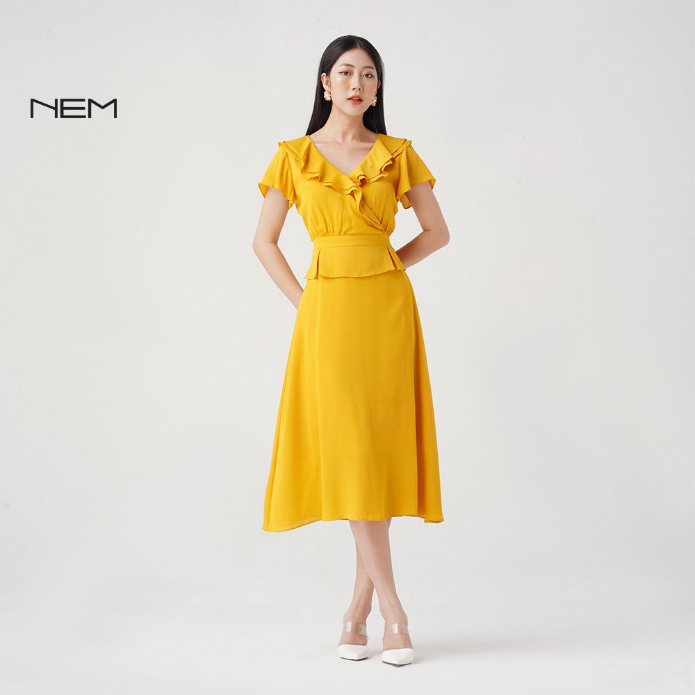Đầm vàng phối bèo chất liệu vải tổng hợp cao cấp nhập khẩu NEM Fashion D04582 | BigBuy360 - bigbuy360.vn