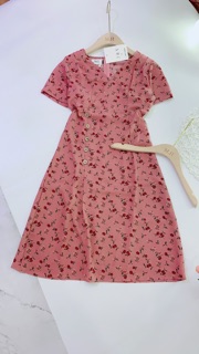 VÁY HOA HỒNG ĐẤT CỔ V KHUY GỖ LỆCH