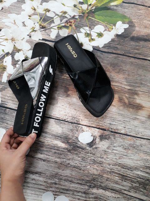 Dép lê viền chữ