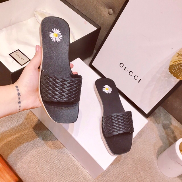 Dép lê đan thêu hoa