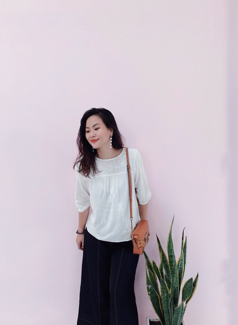Áo thêu hoa chìm tơ xước. Hình cận vải shop chụp thật