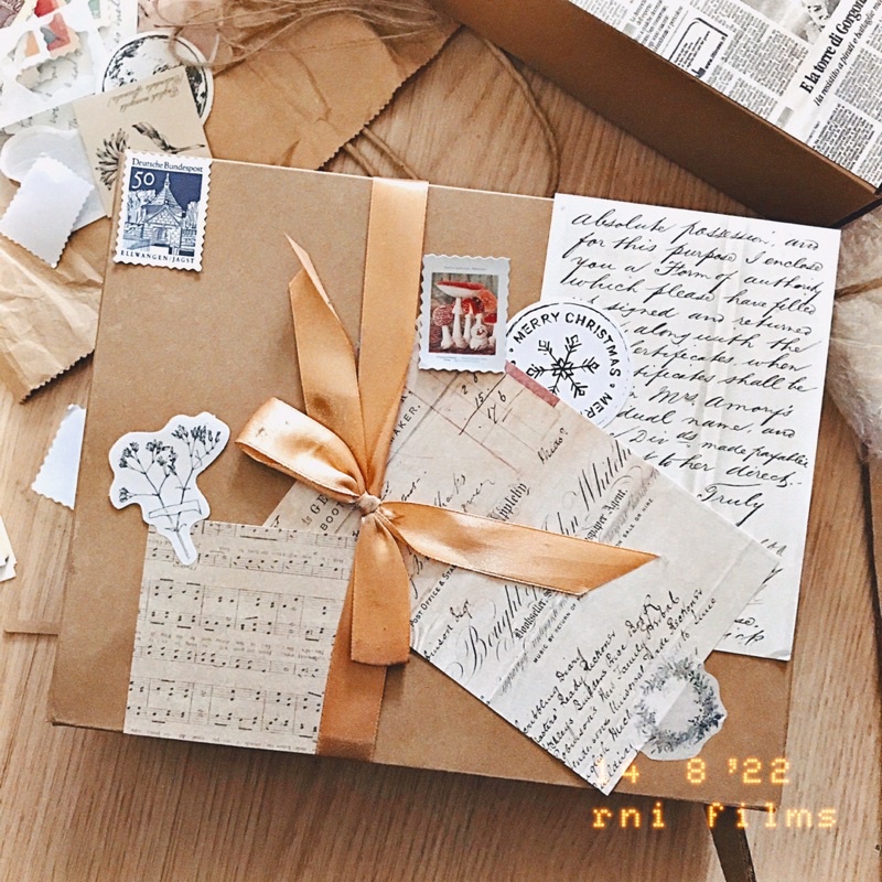 Dịch vụ gói quà bằng giấy nâu thắt dây thừng dùng tặng bạn bè để đồ dùng