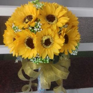 hoa sáp hướng dương cầm tay cô dâu 20 bông