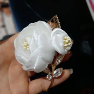Hoa cài áo sang trọng