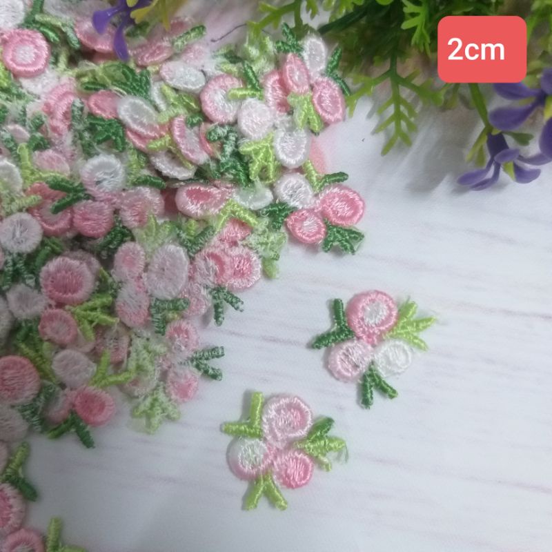 Hình và hoa thêu chỉ cotton trang trí thủ công