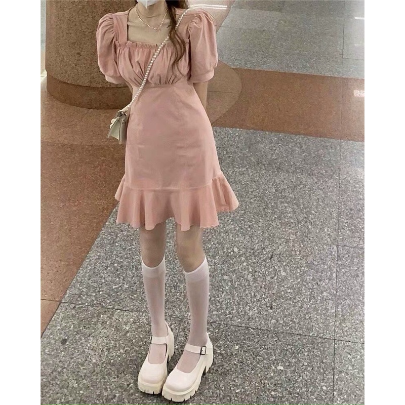 Đầm vol lụa đuôi xòe cổ vuông ngắn tay