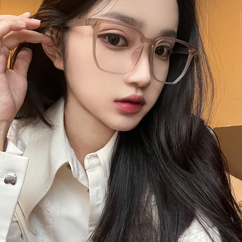 Gọng dẻo vuông form to khá thích hợp cho các bạn nam, tròng UV