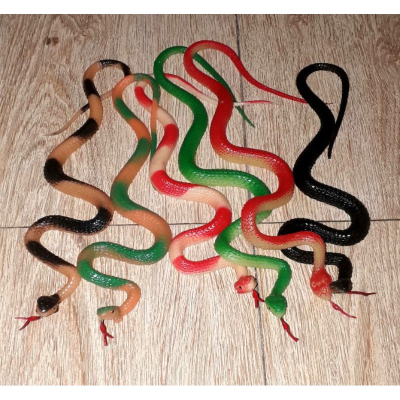 Một con rắn bằng nhựa loại nhỏ dài 40cm