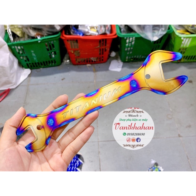 Bảng tên titanium kiểu mỏ lết