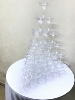 Ly liền đế xếp tháp ly đám cưới