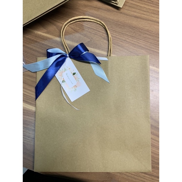 Set 30 túi giấy kèm nơ và nhãn in theo yêu cầu kích thước túi 26*26*11cm