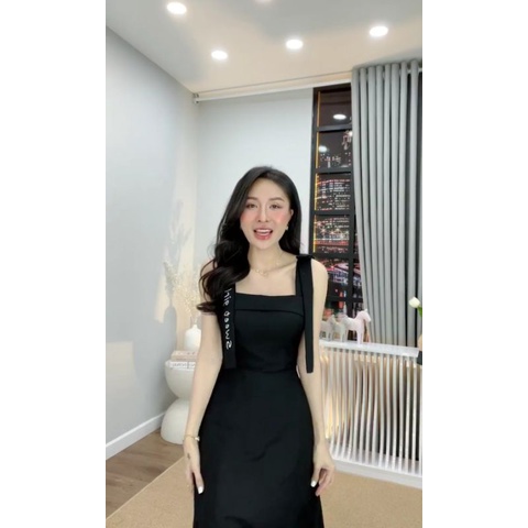 Đầm đen hai dây chữ Sweet girl thêu
