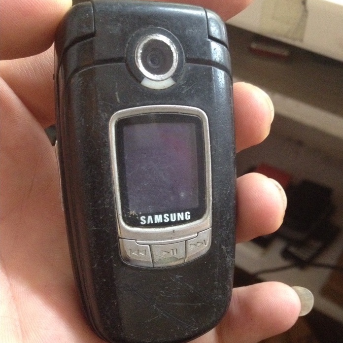 Xác SAMSUNG E730 k pin,main sống lên màn,k test gì thêm,bán xác ae lấy linh kiện,làm gì làm