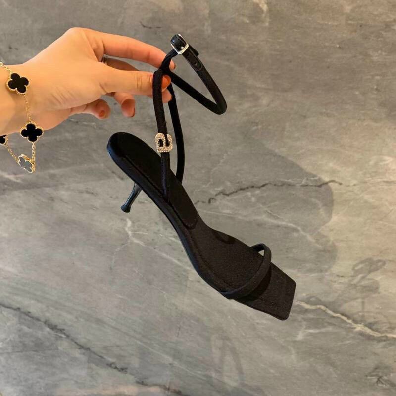 Guốc Wang màu đen.