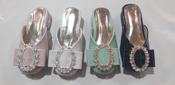 Mẫu sục gót e có đủ 4 màu công chú đi ạ. Đủ sz 21-35 bao đẹp kiểm tra hàng trước khi thanh toán ạ