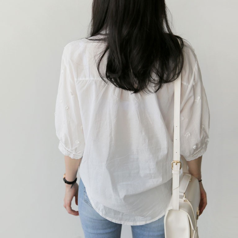 Áo sơ mi dài tay màu trắng cổ chữ V họa tiết thêu 28130