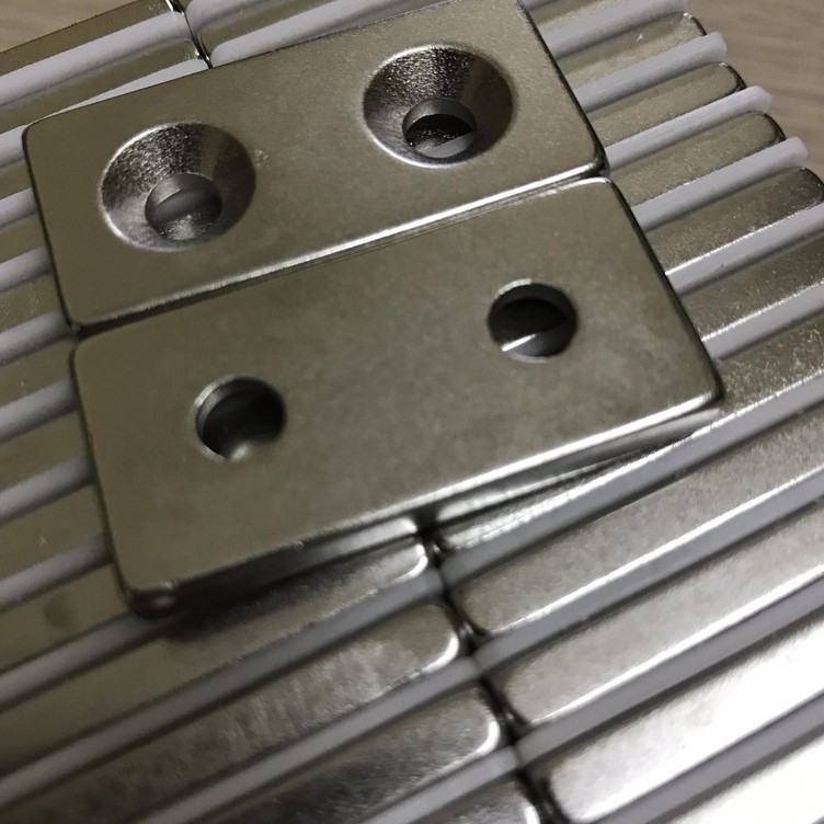 Nam Châm Đất Hiếm 30x15x5 Lỗ Bắt Vít 5