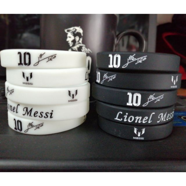 Vòng đeo tay cao su Messi đen và trắng