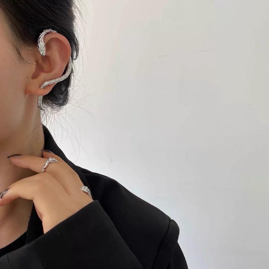 Khuyên Tai Ôm Vành Hình Con Rắn - Vani Store - TS000667