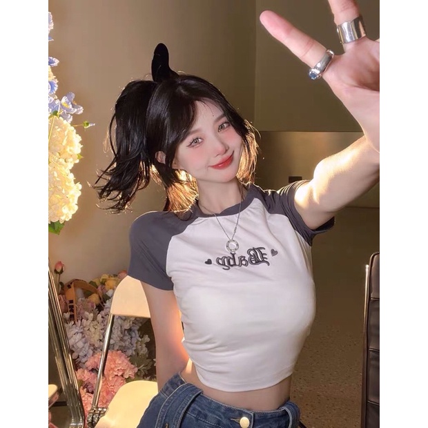 Áo thun croptop tay ngắn thêu chữ phong cách thể thao