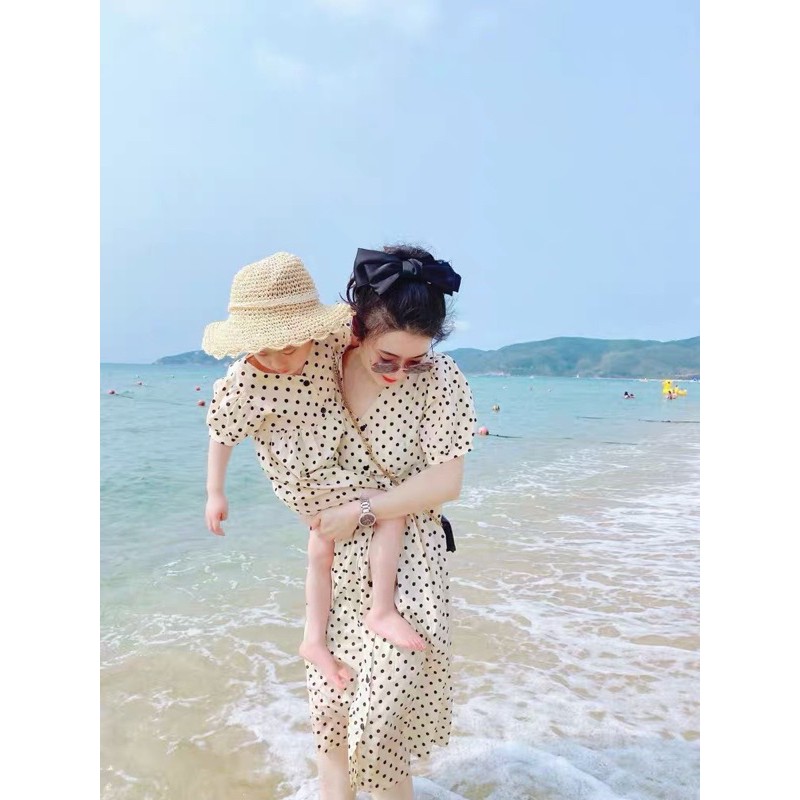 [Mã SKAMA06 giảm 8% tối đa 50K đơn 250K] VNU250 - VÁY ĐÔI CHẤM BI PHỐI CÚC CHO MẸ VÀ BÉ | BigBuy360 - bigbuy360.vn