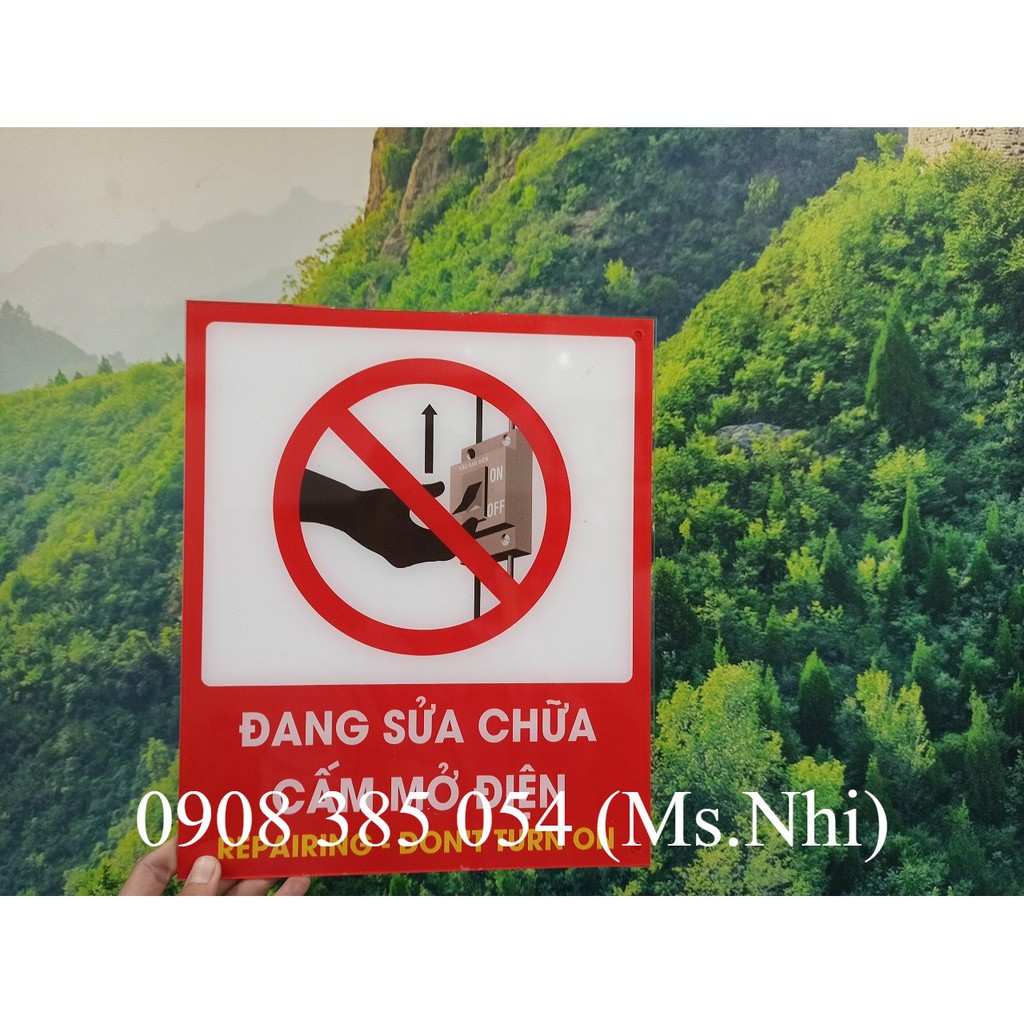 Bảng báo cấm mở điện đang sửa chữa bảo trì chất liệu mica- KT25x30