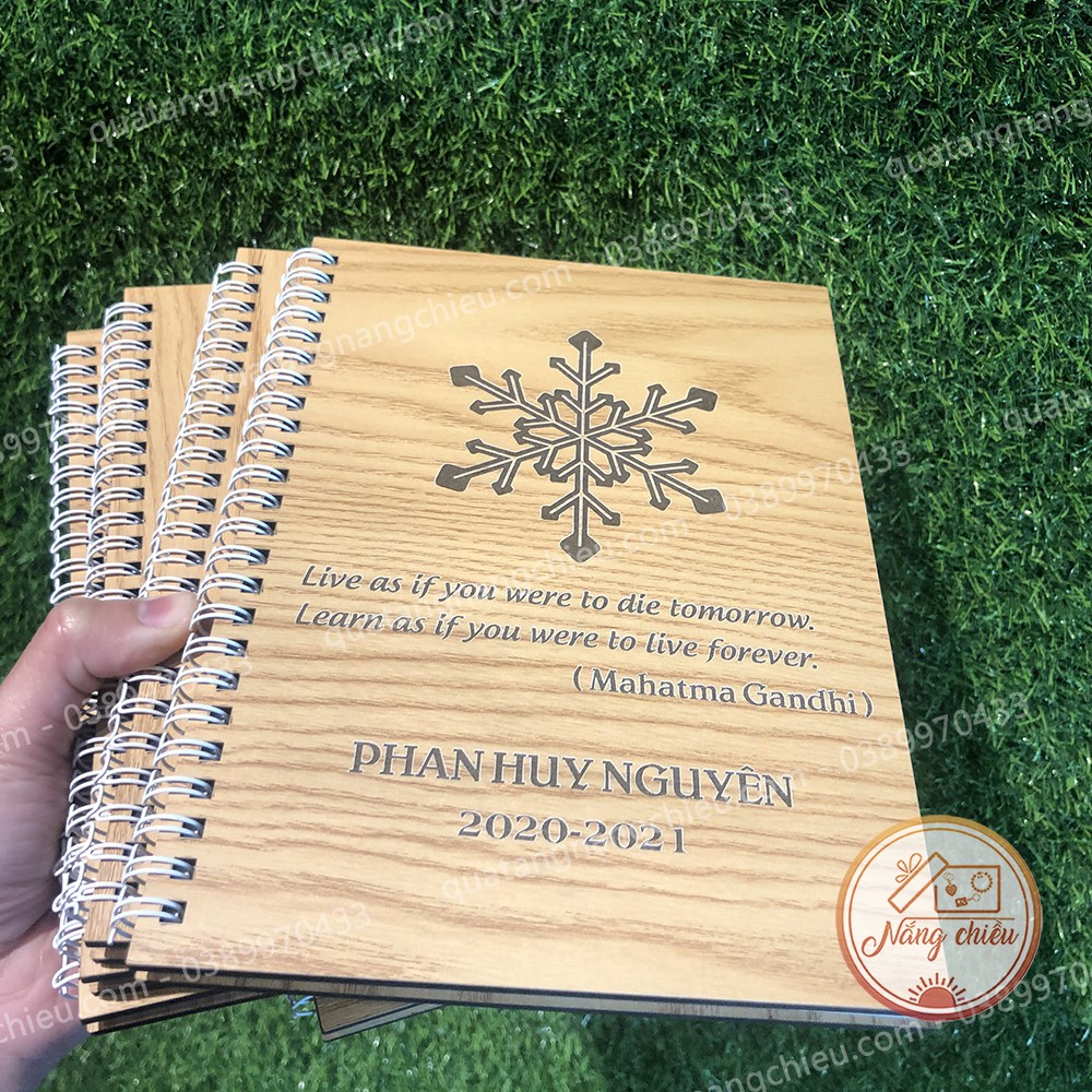 Notebook cá nhân thiết kế theo yêu cầu - Sổ gỗ khắc hình bông tuyết và khắc tên theo yêu cầu
