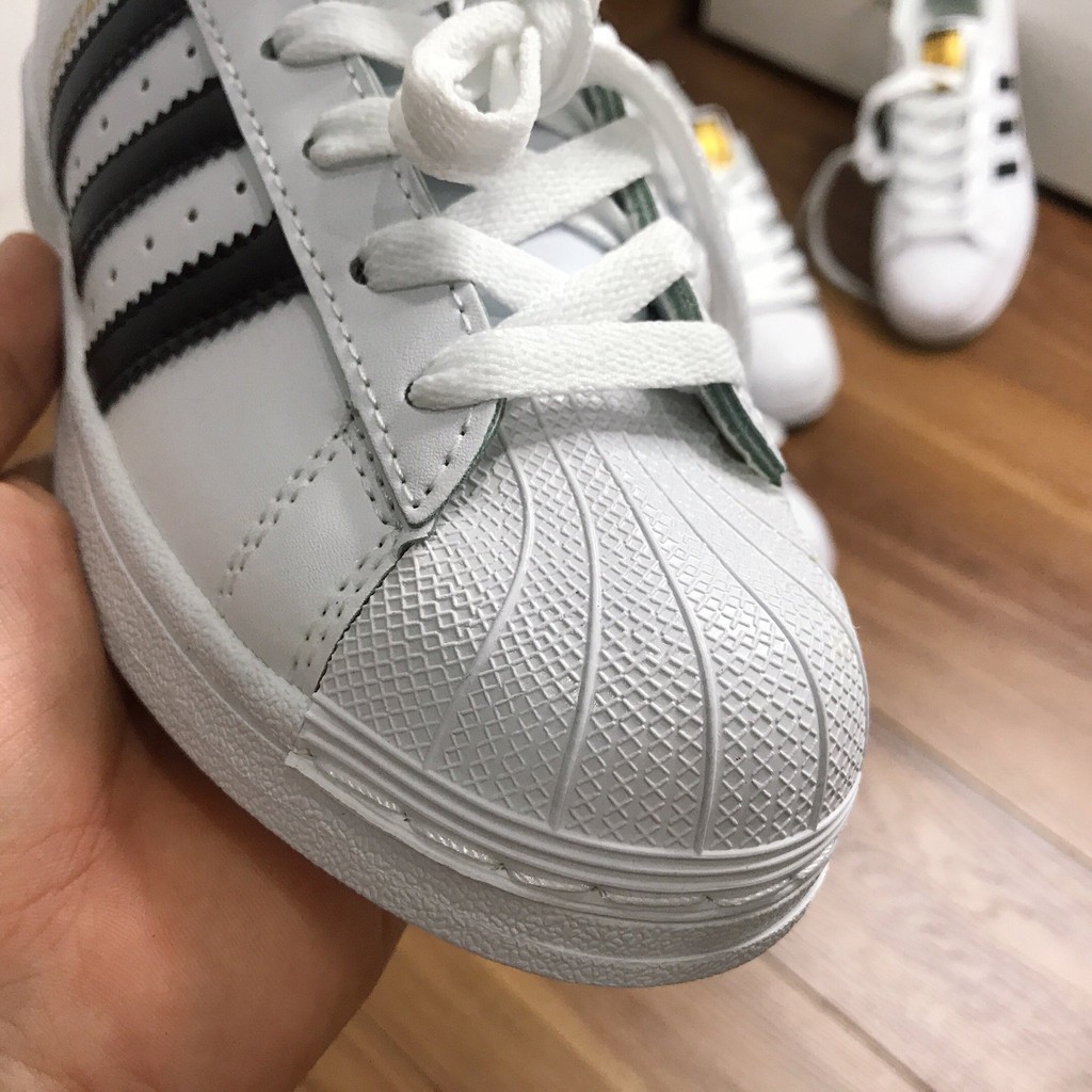 Giày Sneaker da miếng kiểu dáng classic lên chân cực đẹp fullbox mới về tại shop