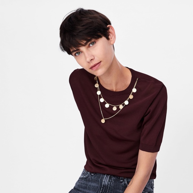 Áo montogi ngắn tay cổ trang trí viền xích hot hit. Size S newtag. màu đen, mặc kết hợp quần jean, váy đều đẹp.