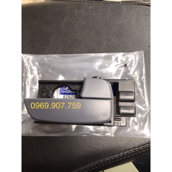 Tay mở cửa trong xe Verna