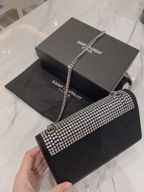 Túi đeo chéo đeo vai clutch đá logo mạ bạc tua rua da lộn màu đen fullbox có hộp